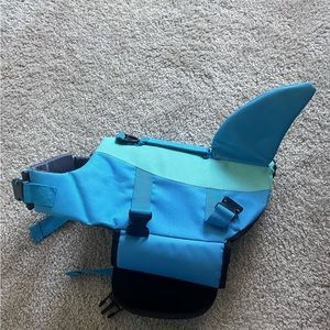 Dog life jacket with shark fin